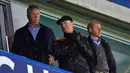 Pelatih Baru Chelsea, Guus Hiddink (kiri) dan Pemilik  Chelsea, Roman Abramovich (kanan) menyaksikan pertandingan Chelsea dan Sunderland di Stadion Stamford Bridge, London, Sabtu (19/12/2015).  (AFP Photo/Glyn Kirk)