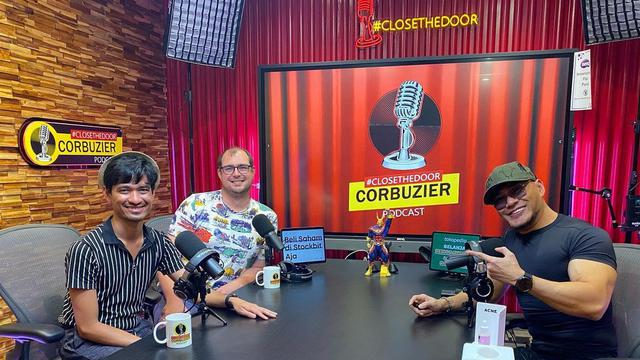 Ragil Mahardika bersama pasangan sejenisnya, Frederick Vollert, saat tampil di podcast Deddy Corbuzier (https://www.instagram.com/p/CdPuxRaL9FU/)