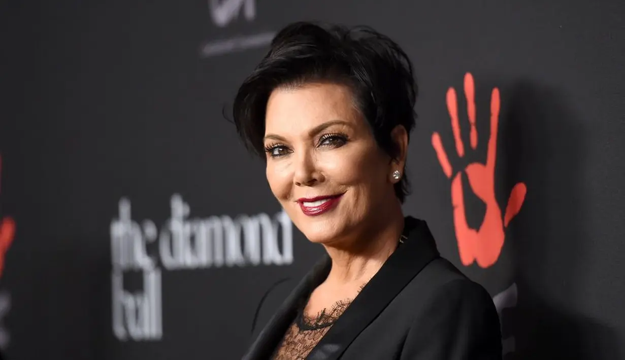 Kris Jenner bahkan terang-terangan melakukan facelift di Keeping Up With the Kardashians pada 2011 lalu. (Getty Images/Cosmopolitan)