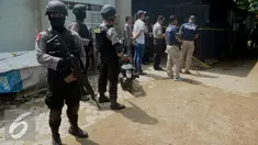 Tim Densus 88 berjaga didepan rumah yang diduga markas teroris di jalan Haji Sengkong, Maruga, Ciputat, Kota tangerang Selatan, Banten, Kamis (28/1/2016). Penggeledahan tersebut diduga terkait aksi Bom Thamrin. (Liputan6.com/Faisal R Syam)