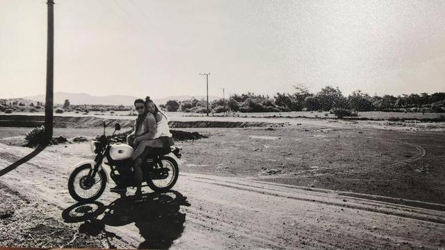 Romantis, 6 Momen Pasangan Seleb Boncengan Naik Sepeda Motor Ini Bikin Baper