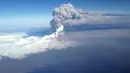 Gunung Pavlof saat kembali meletus di Kepulauan Aleutian, Alaska (28/3). Semburan abu vulkanik Gunung Pavlof mencapai ketinggian hingga 37.000 kaki di atas permukaan laut. (REUTERS/US Coast Guard)