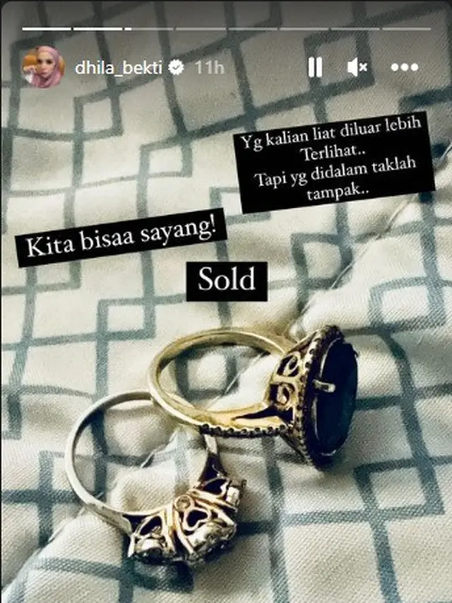 Aldila Jelita mengunggah gambar cincin dengan bubuhan tulisan sold, alias terjual (Instagram Stories)