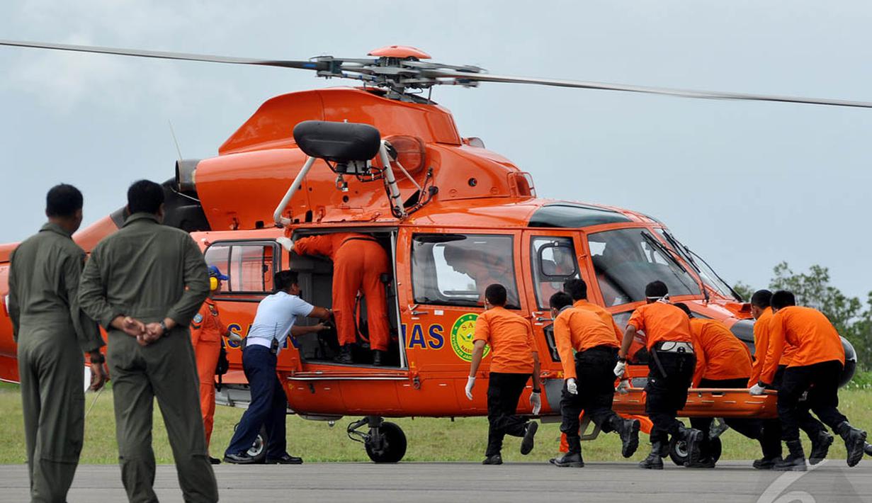 Sejumlah anggota Basarnas bersiap mengevakuasi jenazah dari helikopter di Lanud Iskandar, Pangkalan Bun, Kalteng, Rabu (31/12/2014). (Liputan6.com/Miftahul Hayat)