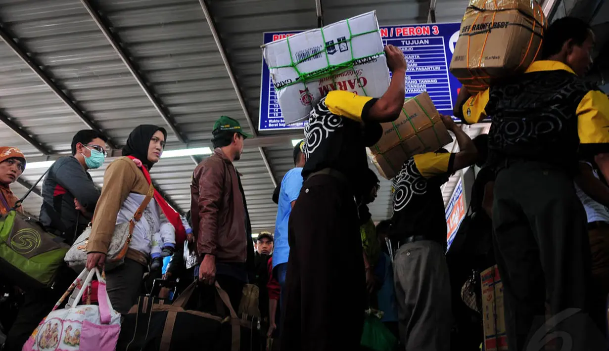H-10 Lebaran, antrean panjang sudah terlihat saat akan memasuki Stasiun Senen, Jakarta, Jumat (18/7/14). (Liputan6.com/Johan Tallo)