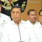 Menkopolhukam Wiranto bersama Mendagri Tjahjo Kumolo dan KSP Moeldoko memberi keterangan usai rapat koordinasi tentang keamanan pasca-pemilu 2019 di Jakarta, Rabu (24/4). Wiranto menjelaskan Sejumlah isu seperti hoaks dan tuduhan yang berakibat pada delegitimasi KPU. (Liputan6.com/Angga Yuniar)