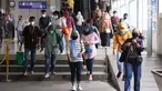 Penumpang berjalan keluar Stasiun Tanah Abang, Jakarta, Selasa (16/11/2021). Pemerintah telah memperpanjang kebijakan Pemberlakuan Pembatasan Kegiatan Masyarakat (PPKM) Jawa-Bali mulai 16-29 November 2021. (Liputan6.com/Angga Yuniar)