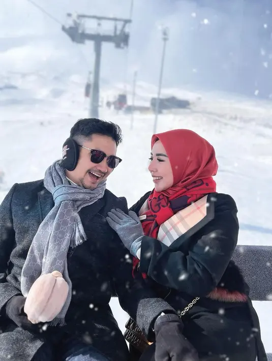 "Tiada kata lain yg ingin ku ucapkan selain ALHAMDULILLAH HIROBBIL ALLAMIN. Yaa allah terimakasih atas rezeky yg tak ternilai harganya, setelah sekian purnama akhirnya di beri kepercayaan untuk mempunyai buah hati kita @cinta_swett92, mohon doa nya teman” yaa," tulis Angga Wijaya. [Instagram/anggawijaya88]