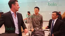 Rio Haryanto bersama manajernya, Piers Hunnisett (kiri), tiba di Bandara El Prat, Barcelona, Spanyol, Sabtu (20/2/2016). (Bola.com/Istimewa)