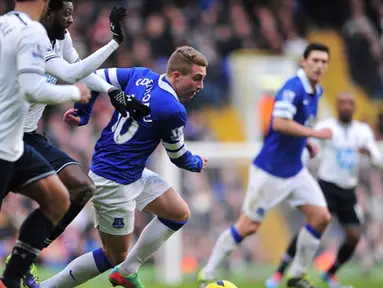 Striker Everton di hadang oleh Emmanuel Adebayor saat pertandingan sepak bola Liga Utama Inggris antara Tottenham Hotspur dan Everton di White Hart Lane di London, 9 Februari 2014. (AFP/Carl Court)