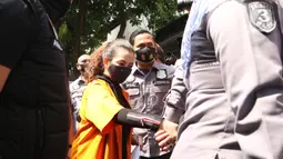 Penyanyi Reza Artamevia (tengah) saat rilis kasus pengungkapan tindak pidana narkotika di Polda Metro Jaya, Jakarta, MInggu (6/9/2020). Ditresnarkoba Polda Metro Jaya menangkap Reza Artamevia serta mengamankan barang bukti narkotika jenis sabu seberat 0,78 gram. (Liputan6.com/Herman Zakharia)