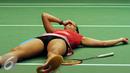Pebulutangkis Spanyol, Carolina Marin tergeletak sambil menutup wajah usai menyelesaikan laga melawan Saina Nehwal (India) di final BWF World Championships 2015 di Jakarta, Minggu (16/8/2015). Carolina unggul 21-16. 21-19.(Liputan6.com/Helmi Fithriansyah)