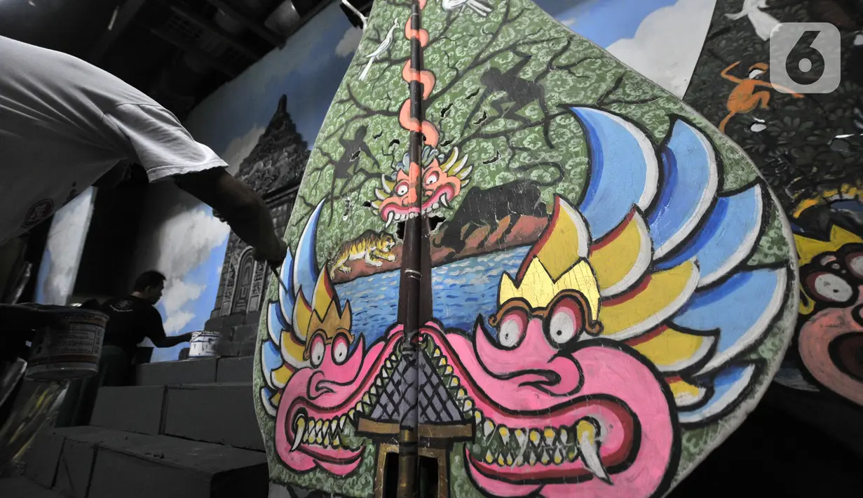 Sarjudi (65) menyelesaikan pembuatan gunungan wayang saat dekorasi panggung di Gedung Pertunjukan Wayang Orang Bharata Purwa, Jakarta, Kamis (7/11/2019). Sarjudi dan rekan-rekannya tetap setia di bidangnya meski pertunjukan wayang orang perlahan hilang ditelan zaman. (merdeka.com/Iqbal Nugroho)