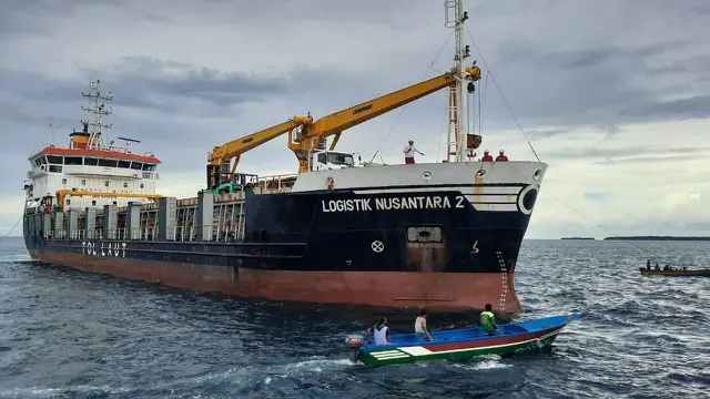 bersandarnya kapal tol laut Logistik Nusantara 2 yang dioperasikan oleh PT Pelayaran Nasional Indonesia (Persero) di Pelabuhan Depapre Jayapura, Papua. (Dok Kemenhub)