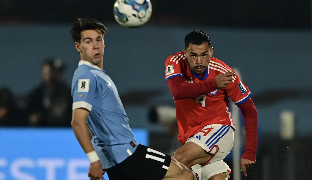 Uruguay berhasil mengalahkan Chile dengan skor 3-1. (Photo by Pablo PORCIUNCULA / AFP)