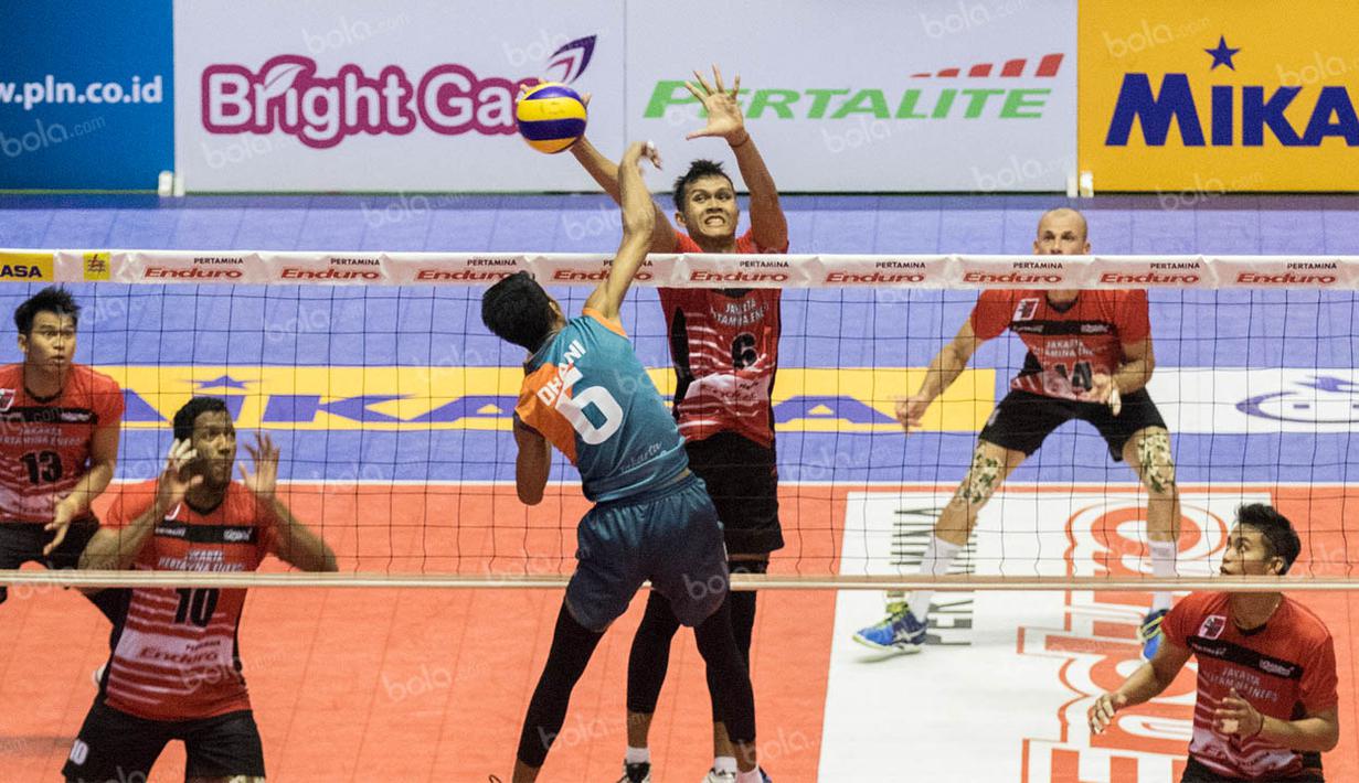 Pevoli Jakarta BNI Taplus, Dhani Angriawan, melakukan smash saat melawan Jakarta Pertamina Energi pada final four seri kedua Proliga 2016 di GOR Amongrogo, Yogyakarta, Minggu (9/5/2016). (Bola.com/Vitalis Yogi Trisna)