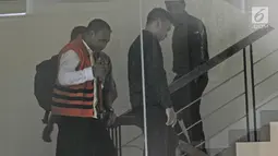 Bupati Ngada Marianus Sae menuruni tangga usai pemeriksaan di Gedung Komisi Pemberantasan Korupsi (KPK), Jakarta, Senin (12/2). KPK menetapkan Bupati Ngada yang juga calon gubernur NTT tersebut sebagai tersangka korupsi. (Liputan6.com/Herman Zakharia)