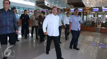 Menko bidang Kemaritiman Rizal Ramli melakukan inspeksi mendadak ke Terminal 3 Ultimate Bandara Soekarno Hatta, Tangerang, Jumat (24/6). Rizal mengecek kesiapan bandara yang dapat mendukung pariwisata Indonesia tersebut. (Liputan6.com/Angga Yuniar)