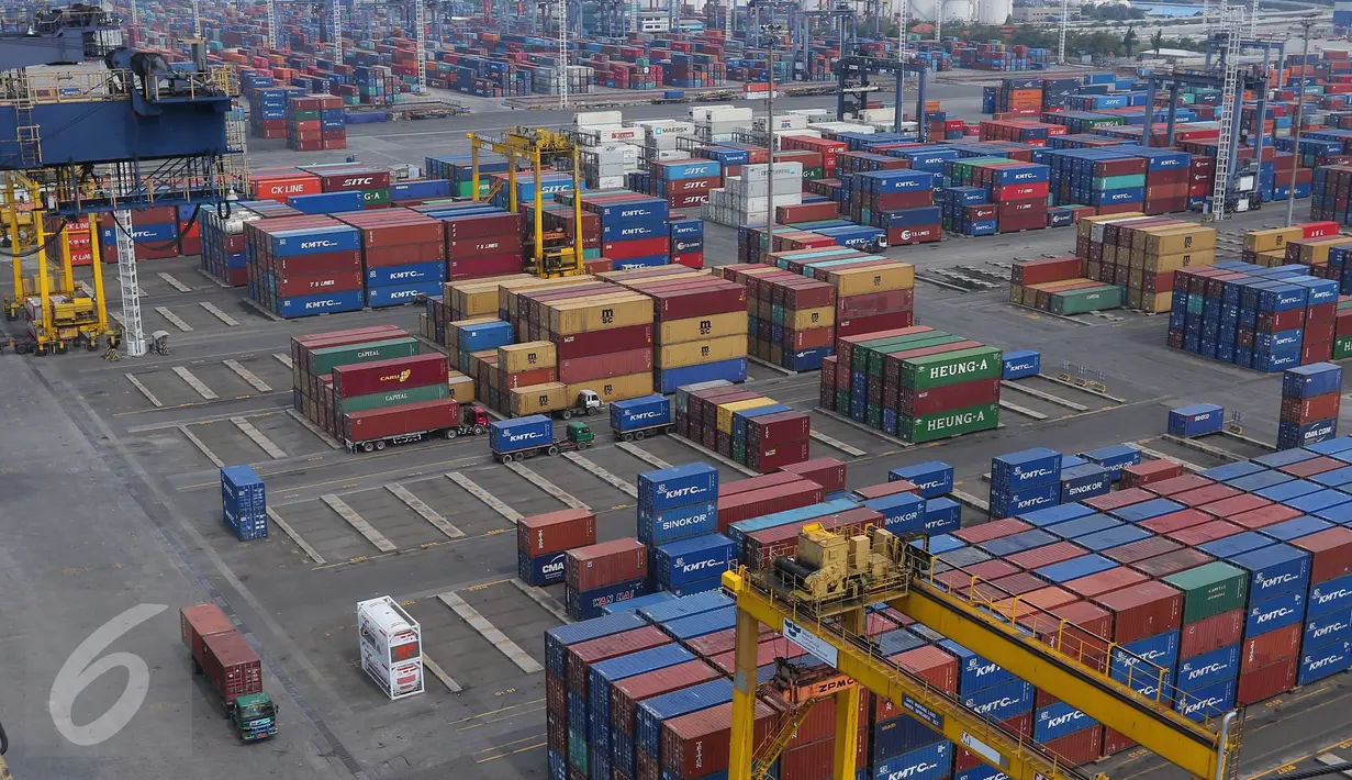 Aktivitas bongkar muat peti kemas di JICT Tanjung Priok, Jakarta, Selasa (18/10). Penurunan impor yang lebih dalam dibandingkan ekspor menyebabkan surplus neraca dagang pada September 2016 mencapai US$ 1,22 miliar. (Liputan6.com/Angga Yuniar)