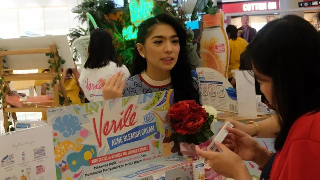 Fimela Fest 2019 Makin Meriah, Angel Karamoy Tebar Inspirasi Beauty di Booth Verile