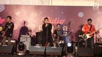 Penampilan Govinda band pada acara Vidio Fair 2.0 di Gandaria City Mall, Jakarta Selatan, Sabtu (3/11). Selain Govinda, musisi-musisi papan atas seperti Sheryl Sheinafia, Andien dan GIGI juga akan tampil menghibur pengunjung (Liputan6.com/Herman Zakharia)