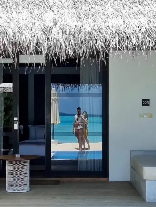 Meskipun tak banyak foto yang dibagikan, namun dari tangkapan Instagram Stories keduanya memperlihatkan menikmati momentum quality time bersama. (Foto: Instagram/ Titi Kamal)