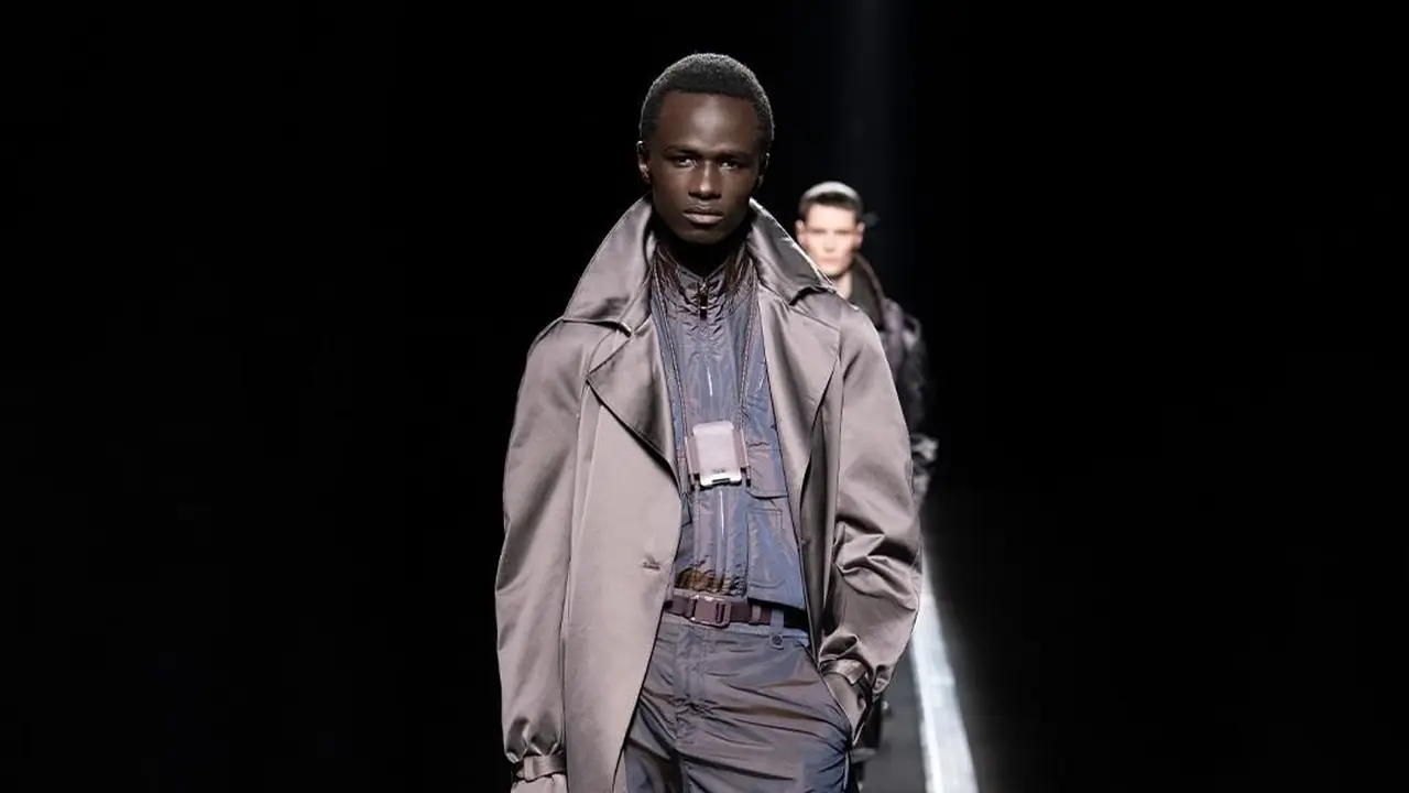 Futuristik, Para Model Berdiri di Atas Conveyor di Pertunjukkan Dior Men's