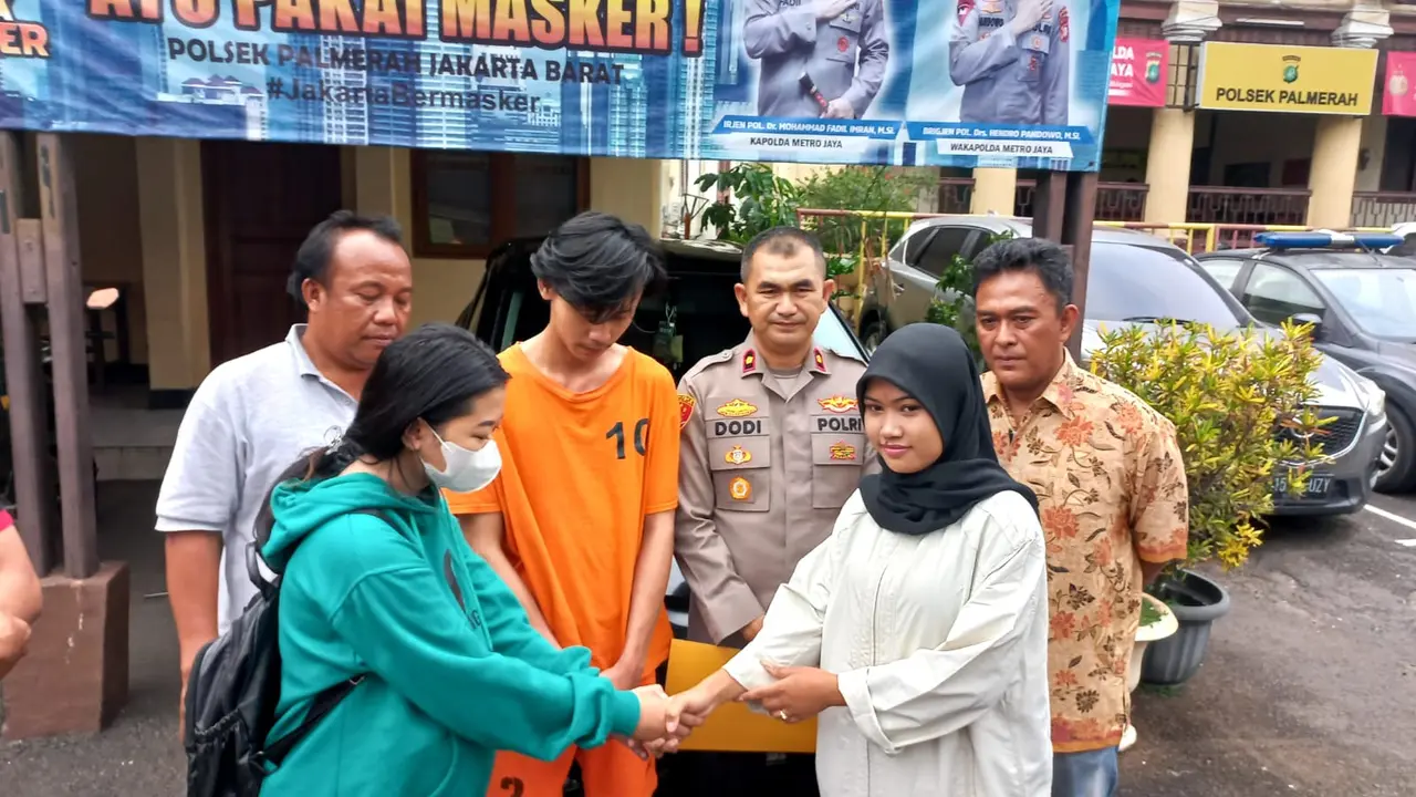 Anggota Polsek Palmerah mengamankan seorang pria berinisial AG (20), pelaku pencurian handphone milik seorang perempuan berinisial EN (18).
