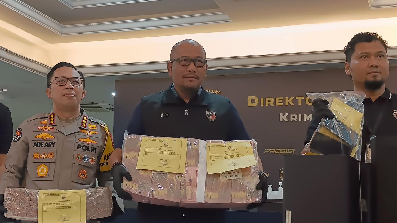 Dirreskrimum Polda Metro Jaya, Kombes Pol Wira Satya Triputra menunjukkan barang bukti uang miliaran rupiah terkait kasus judi online yang dilakukan satu keluarga, Kamis (6/6/2024). (Merdeka.com/Rahmat Baihaqi)