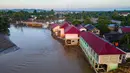 Kebutuhan logistik dan layanan kesehatan masih sangat dibutuhkan menyusul meningkatnya jumlah warga terdampak. Tampak foto udara menunjukkan kerusakan akibat banjir di sebuah sekolah di Meureudu, Kabupaten Pidie Jaya, Provinsi Aceh, pada 30 November 2025. (CHAIDEER MAHYUDDIN/AFP)