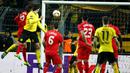 Pemain Borussia Dortmund, Mats Hummels, mencetak gol ke gawang Liverpool pada laga leg pertama perempat final Liga Europa di Stadion Signal Iduna Park, Dortmund, Jumat (8/4/2016) dini hari WIB. (AFP/Odd Andersen)