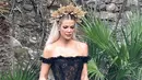Tampil bak ratu, Khloe Kardashian, adik Kourtney mengenakan gaun renda hitam dengan hiasan mahkota emas untuk upacara pernikahan. (Instagram/enews).