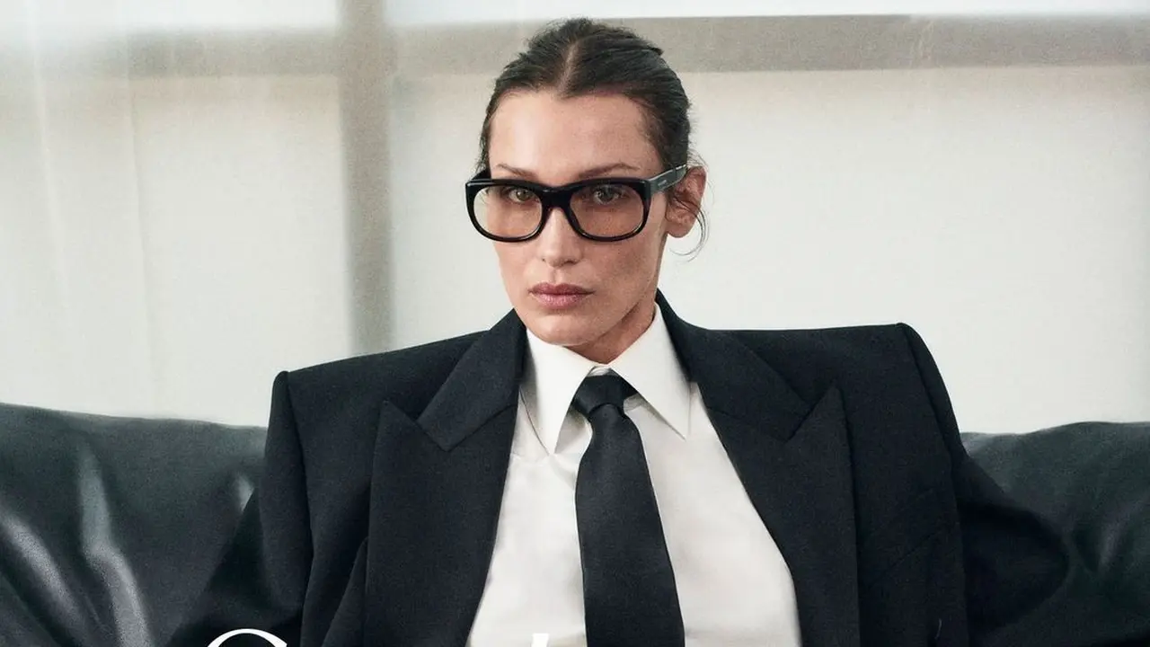Gaya Come Back Bella Hadid di Paris Fashion Week Setelah Absen Dua Tahun, Tampil Maskulin dengan Jas