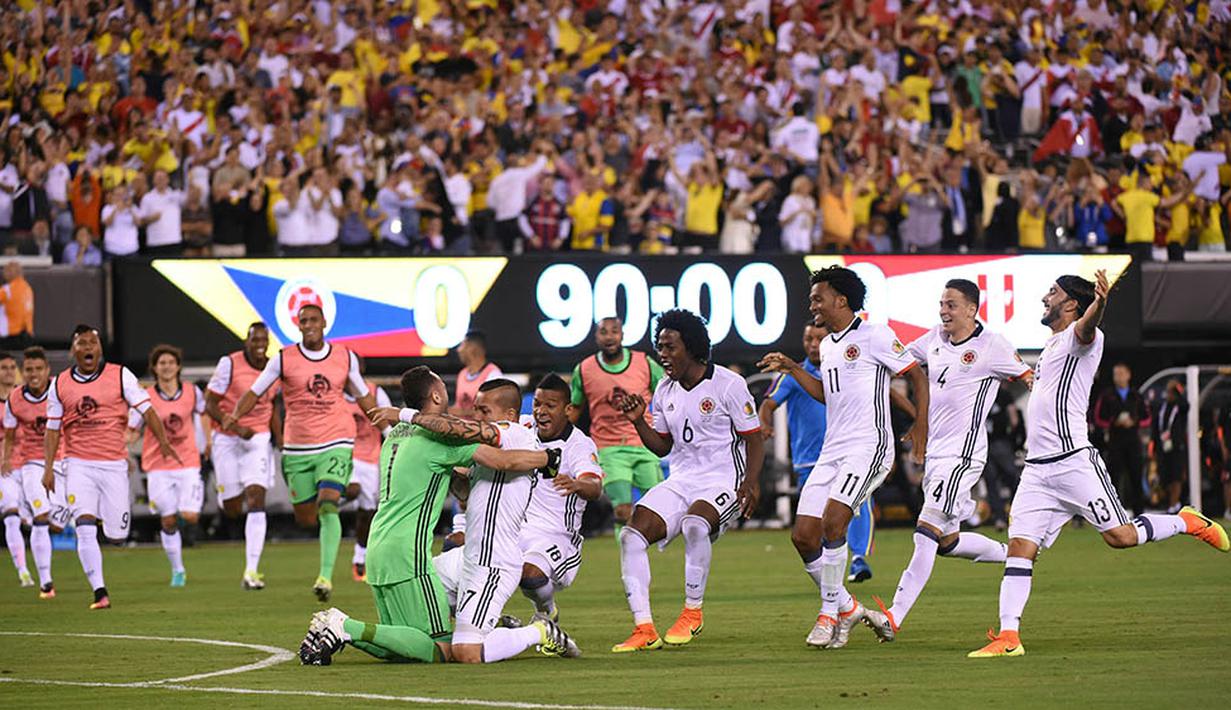 Para pemain Kolombia merayakan keberhasilan menaklukan Peru pada perempat final Copa America Centenario. Kolombia memenangkan adu penalti dengan skor 4-2. (AFP/Timothy A. Clary)