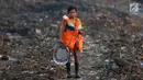 Ekspresi seorang anak yang mengenakan pelampung di areal proyek pengerukan lumpur di Kali Ciliwung, Kawasan Tanah Abang, Jakarta, Jum'at (22/9). (Liputan6.com/JohanTallo)