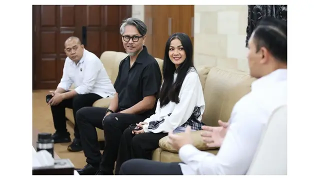 Dibantu Agus Yudhoyono, Ini 6 Potret Nirina Zubir Terima Sertifikat Tanah Ibunda