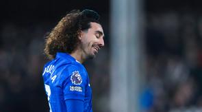Pemain Chelsea, Marc Cucurella, meninggalkan lapangan setelah diganjar kartu merah saat melawan Fulham pada pekan ke-21 Premier League di Stadion Craven Cottage, Kamis (8/1/2026) dini hari WIB. (AP Photo/Dave Shopland)