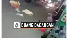 IBU-IBU BUANG DAGANGAN KE JALAN, KESAL KARENA TAK LAKU