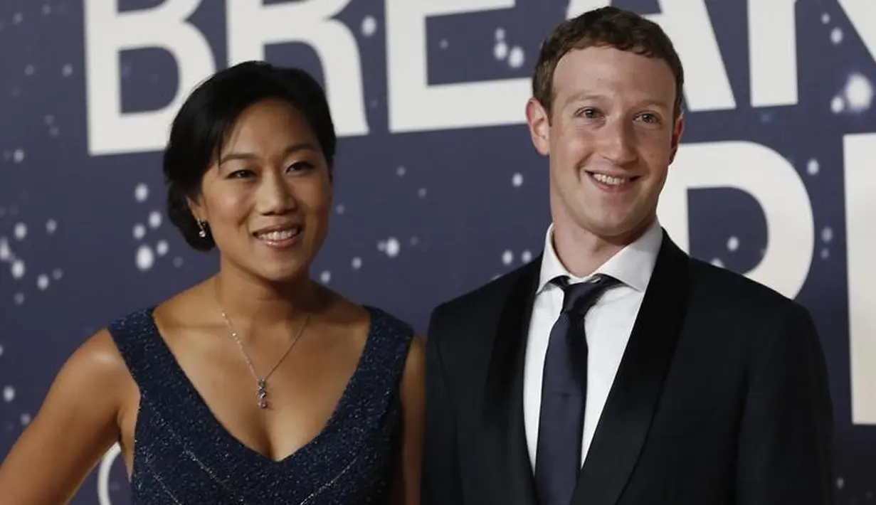 Mark Zuckerberg dan Priscilla Chan saat acara Breakthrough Prize Award di California, 9 November 2014. Kelahiran putri pertamanya membuat Mark Zuckerberg mendonasikan 99 persen saham Facebook, bernilai 45 miliar dolar AS untuk amal. (REUTERS/Stephen Lam)
