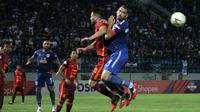 Duel pemain Borneo FC, Juan Ramon Alsina, dengan bek PSIS, Wallace Costa (kanan,) di Stadion Moch Subroto, Magelang, Sabtu (26/10/2019). (Bola.com/Vincentius Atmaja) 