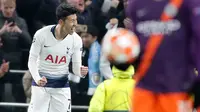 Penyerang Tottenham Hotspur, Son Heung Min berselebrasi setelah mencetak gol ke gawang Manchester City dalam leg pertama perempat final Liga Champions 2018-2019, di kandang sendiri, Rabu (10/4).  Tottenham menang atas Man City dengan skor tipis 1-0 berkat Son Heung-min. (AP/Frank Augstein)