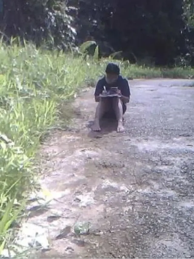 Demi Dapat Sinyal Internet, Siswa Ini Rela Berjemur di Pinggir Jalan untuk Ujian Online