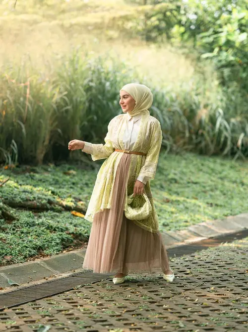 8 Ide OOTD Hijab Rok Tutu dari Tasyi Athasyia hingga Citra Kirana Fashion Fimela