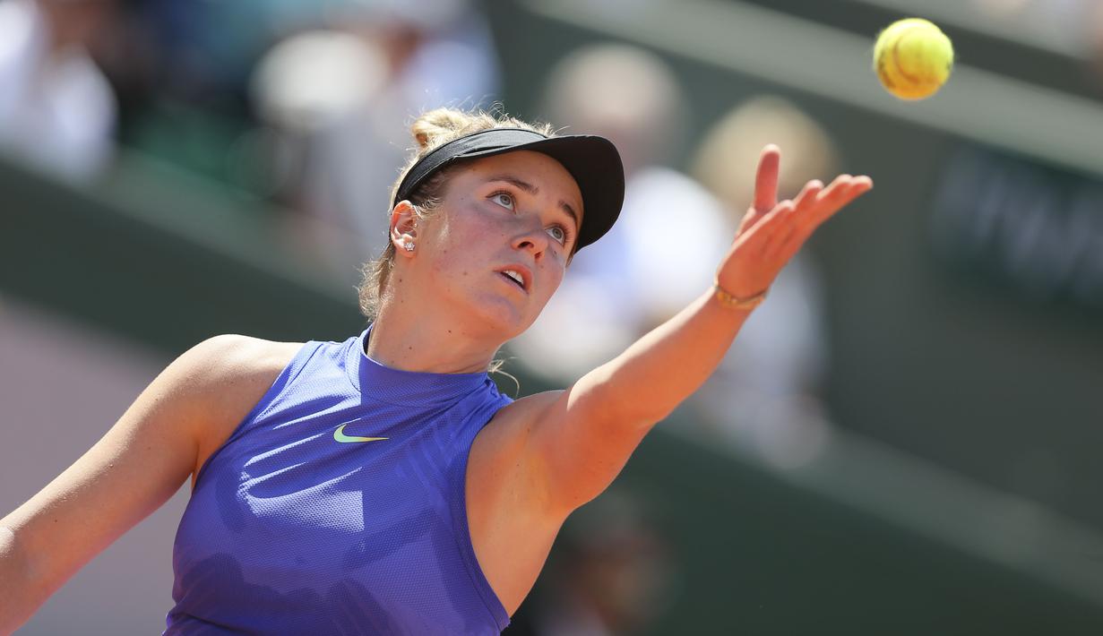 Elina Svitolina  melakukan servis saat melawan petenis Rumania, Simona Halep pada babak delapan besar Prancis Terbuka di Roland Garros stadium, Paris, (7/6/2017). (AP/David Vincent)