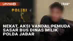 Aksi nekat dilakukan seorang pemuda di Cirebon, Jawa Barat. Ia melakukan aksi vandal pada kendaraan di Jl. Kalitanjung pada Minggu (17/11/2024). Bukan kendaraan biasa, vandalisme menyasar bus dinas milik Ditpolairud Polda Jabar.