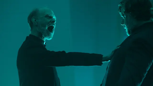 David Hyde Pierce sebagai Father Cornor dalam film The Exorcism. (Foto: Dok. Miramax/ Outerbanks Entertainment)