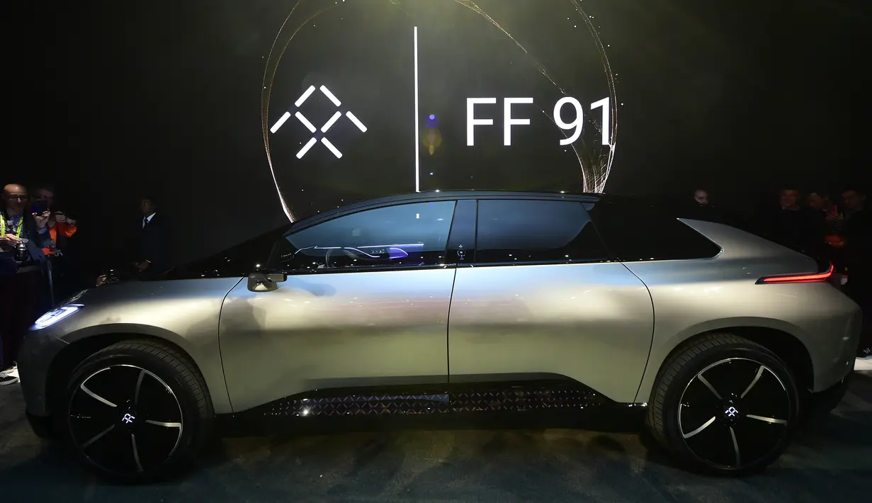 Mobil listrik Faraday Future FF 91 saat diluncurkan dalam acara peresmian yang digelar di CES di Las Vegas, Nevada (3/1). Mobil bertenaga 1.050 horse power ini dilengkapi peralatan kamera sensor yang canggih. (AFP PHOTO / Frederic J.Brown)