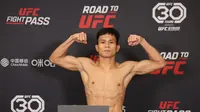 Petarung MMA asal Indonesia, Ronal Siahaan saat sesi weigh in jelang Road to UFC Season 2. Ronal sudah dinanti petarung asal Jepang, Rei Tsuruya. (Dok UFC)