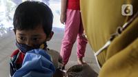 Seorang anak menerima vaksin booster COVID-19 di Taman Pemuda Pratama, Depok, Jawa Barat, Kamis (7/4/2022). Bagi warga yang sudah vaksin dua kali masih perlu tes antigen, dan yang sudah vaksin booster lengkap tidak perlu tes apa-apa. (Liputan6.com/Johan Tallo)