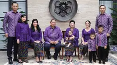 Momen foto bersama Keluarga Susilo Bambang Yudhoyono bersama semua anak, mantu dan cucunya pada hari raya idul fitri tahun 2018 (Liputan6.com/Instagram/ruby_26)